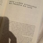 Franciely Freduzeski Instagram - Uma questão de Morte! Um livro extremamente lindo e importante. Extraordinário, tocante, simples e enriquecedor. @irvindyalom coloca nesse livro suas memórias mais íntimas sobre dor e separação. O autor compartilha a experiência de perder sua esposa, o amor da sua vida. A morte é um tema que ninguém gosta de falar ou pensar. Mas existem momentos que não pensar é uma atitude egoísta , imatura e desonesta. Uma leitura que te prende do início ao fim de uma forma emocionante, dolorosa e inesquecível. Um livro que faz vc refletir sobre o modo de vida que vc está vivendo, o que realmente importa, o que vc está deixando para seus familiares, filhos, amigos… Me emocionei diversas vezes tendo que fechar o livro algumas vezes e deixar as lágrimas, emoções e lembranças fluírem. Fiquei encantada com a maneira que @irvindyalom mesmo sendo um escritor, psiquiatra , professor, terapeuta renomado aborda sua fragilidade e expõe seus medos de uma forma natural e apesar de toda sua experiência profissional se declara completamente perdido. A morte nos traz ensinamentos vivos de como viver , pra que viver, pra quem viver… Deixo essa dica com carinho e como forma de dizer : “ Ei !! Vc não está só!”… De que maneira vc demonstra amor ? “O luto é o preço que pagamos por ter coragem de amar os outros “. Ufa!! BRAVO 👏🏻 👏🏻👏🏻 #whatalife #morte #vida #luto #dor #psicologia #psiquiatría #amor #umaquestaodevidaemorte ❤️✍🏻🫀🧠