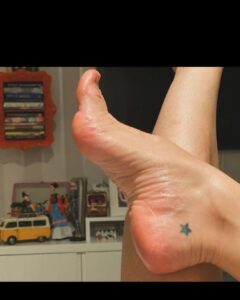 Franciely Freduzeski Instagram - E no meio da faxina paro tudo para dançar, dar uma relaxada e lembrar dos meus tempos de bailarina. Aproveito para deixam um link do telegram dedicado aos meus pés. Sempre tive minha página dedicada aos meus pés. Freduzeskipes existia há anos com fotos super bem produzidas, sem nenhum tipo de vulgaridade e derrubaram. Enquanto isso curtam a minha “dança clássica da vassoura com outro tipo de molejo” sejam bem vindos ao mundo dos meus pés ! https://t.me/+P46xk0VRy8UxNDkx. Link tbem na bio. E.T. phone home..