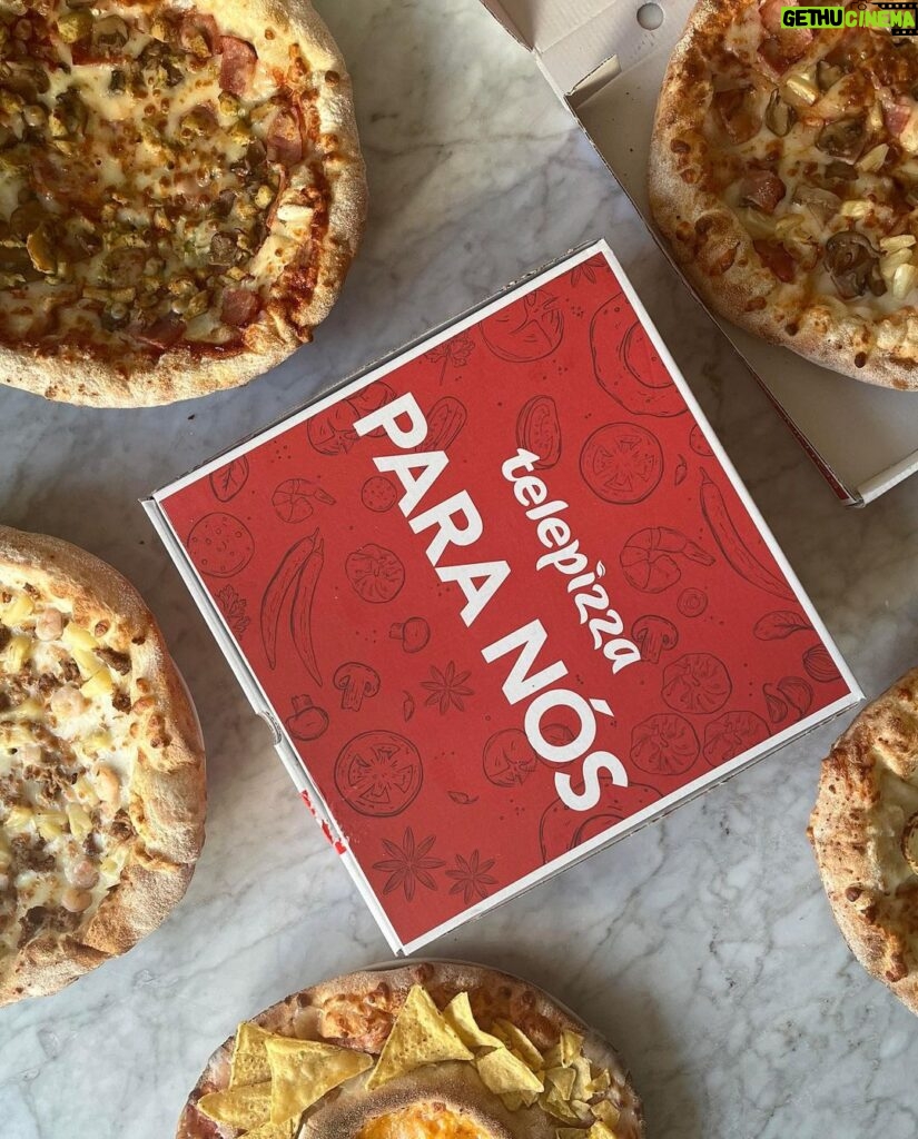 Francisco Soares Instagram - Quem me conhece sabe que ADORO pizza - em especial a da Telepizza. Devem imaginar a minha felicidade quando fui abordado para fazer parte desta campanha! O segredo é, e sempre foi, a massa. A minha favorita, pessoalmente, é a Bacana. Mas não digo que não a uma Formaggio! Queria também partilhar com vocês que de quinta a segunda podem aproveitar a promoção ''Telepi Poupança'' - 3 pizzas médias com 2 ingredientes por 5,95€ cada. De que estão à espera? 🍕 @telepizza_pt #OSegredoEstaNaMassa #pub