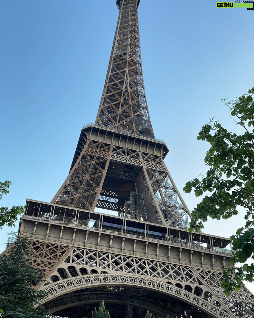 Francisco Soares Instagram - a minha mãe ficou MUITO EXCITADA por ver a torre Eiffel pela primeira vez Paris, France