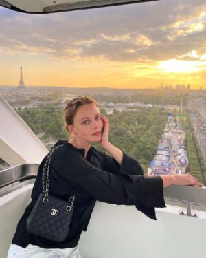 Frida Gustavsson Instagram - @chanelofficial 🖤

thank you chanel for a magical experience we will never forget - from the incredible show staged by the seine to seeing your master artisans creating the couture in the ateliers the days before. forever the epitome of parisian chic - merci et bisous

💄 by superstar @philippverheyen