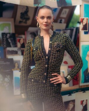 Frida Gustavsson Instagram - @chanelofficial 🖤

thank you chanel for a magical experience we will never forget - from the incredible show staged by the seine to seeing your master artisans creating the couture in the ateliers the days before. forever the epitome of parisian chic - merci et bisous

💄 by superstar @philippverheyen