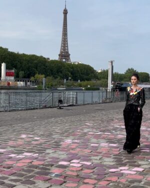 Frida Gustavsson Instagram - @chanelofficial 🖤

thank you chanel for a magical experience we will never forget - from the incredible show staged by the seine to seeing your master artisans creating the couture in the ateliers the days before. forever the epitome of parisian chic - merci et bisous

💄 by superstar @philippverheyen