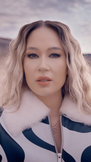 Gülçin Ergül Instagram - “Gökyüzü Çağırdı Aşkı” isimli şarkımın video klibi YouTube kanalımda yayında! 🦋 
17 yıllık müzik kariyerimin 27.klibi olmasının yanı sıra kalbimdeki yeri her zaman çok özel olacak klibim. 
Emeği geçen, destekleyen, dinleyen, yorum yazan ve paylaşan herkese çok teşekkür ediyorum. 

Söz-Müzik: @gencoecer
Düzenleme: @metehankoseoglu
Elektrik Gitar: @metehankoseoglu
Mix-Mastering: @celilyavuz
Radyo-Basın PR: @izprdanismanlik
Dijital PR: @1semiharslan
Şirket: @dmccomtr @samsundemir 

@delvindogrular @turkanbulbul @taygagedik @senselen @yesimpdegirmenci @merveerabay @gozdeucmk

Yönetmen: @ahmetcantekin
Görüntü yönetmeni: @varol
Yardımcı yönetmen: @karasurer
Prodüksiyon: @umittokat
Işık: @kazarhalil
Kurgu: @79ratiofilm
Renk: @flodpost
VFX: @murathanaksoz
Klip fotoğrafları: @metinkuscu
Kapak fotoğrafı: @safagulsoy
Artwork: @ahmetterziogluu
Styling: @jefirt
Saç-Makyaj: @royasarvari_beauty
Oyuncu: @ahmetfarukyilmazz
Tasarımcılar: @manimani.official @whenever.company @ecru.atelier @giziaofficial @laprendapr
Teşekkürler: @suleymanyuksel1973 @ebrutwn @revnaylmaz @esragursesofficial

#GülçinErgül