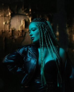 Gülçin Ergül Instagram - Drama Queen şarkım, size sunacağım pozitif vibe’lı şarkıların tabanı olacak diye kabul edin. ✌🏻Tam anlamıyla geçtiğimiz her aşama, bugünkü bizi altınla yapıştırılmış biblolar kadar değerli yapıyor. Ve hepimiz hayatın öğretilerini farklı biçimlerde yaşıyoruz bu yüzden asla yalnız değiliz.
