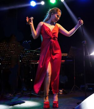 Gülçin Ergül Instagram - Lady in reddd is singing for you. 💃🏼

Fotoğraf: @kiarmin
Styling: @jefirt
Saç-Makyaj: @royasarvari_beauty
Elbise: @happytowear_ 
Ayakkabı: @ilvi_official

@hazalcrowley @duygugzbyk