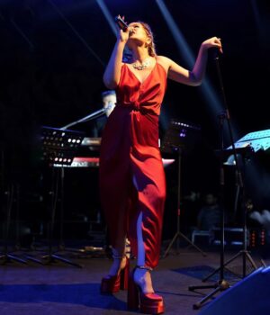 Gülçin Ergül Instagram - Lady in reddd is singing for you. 💃🏼

Fotoğraf: @kiarmin
Styling: @jefirt
Saç-Makyaj: @royasarvari_beauty
Elbise: @happytowear_ 
Ayakkabı: @ilvi_official

@hazalcrowley @duygugzbyk
