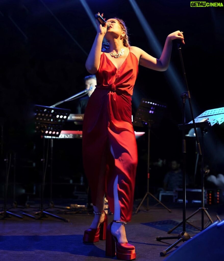 Gülçin Ergül Instagram - Lady in reddd is singing for you. 💃🏼 Fotoğraf: @kiarmin Styling: @jefirt Saç-Makyaj: @royasarvari_beauty Elbise: @happytowear_ Ayakkabı: @ilvi_official @hazalcrowley @duygugzbyk