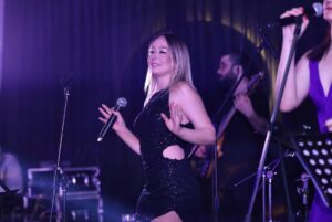 Gülçin Ergül Instagram - Cumartesi akşamı bizimle dans edip, bize eşlik eden herkese çok teşekkür ederiz! 💜🙏🏻 #Koton

Styling: @jefirt
Makyaj: @zeynepcinislioglu
 
@hazalcrowley @duygugzbyk