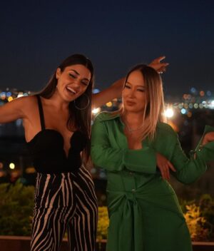 Gülçin Ergül Instagram - Geçen hafta #TheCityIsYours partisinde bizimle eğlenen ve bu güzel etkinlikte emeği geçen herkese teşekkür ederiz! 💚

Styling: @jefirt 
Kostüm: @nocturne @lappartist 
Aksesuar: @goldberk 
Mua: @royasarvari_beauty 

@hazalcrowley @duygugzbyk