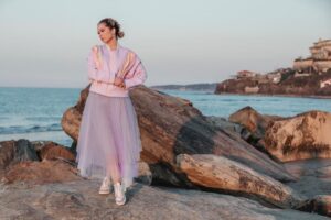 Gülçin Ergül Instagram - “Gökyüzü Çağırdı Aşkı”
Bana ve tüm ekibimize güç olan destekleyici her yorumunuz, her paylaşımınız için, dinleyici ve izleyicilerimize çok teşekkür ederim. Birlikte daha güçlüyüz. 

Fotoğraf: @metinkuscu
Styling: @jefirt
Saç-Makyaj: @royasarvari_beauty
Kostüm: @manimani.official 
Aksesuar: @ecru.atelier @laprendapr