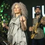Gülçin Ergül Instagram - “70’s disco party” konseptli Hublot için özel hazırladığımız playlistimiz ile oldukça güzel bir gece geçirdik. ✌🏻Thanks for having us. Fotograflar: @burcingezen Styling: @seebe.istanbul @sanarangrazz dress: @lokalss Soho House Istanbul