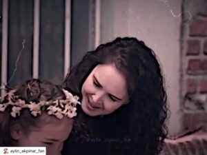 Güzin Alkan Instagram - #aylinakpınar #güzinalkan #aylinakpınarofficial #anne #emel #kardeşlerim #atv  @aylinakpinarofficial @aylin_akpinar_fan çok güzel olmuş 🎈🎈❤️❤️ #türkiye #dizi #sevgi