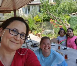 Güzin Alkan Instagram - Yıllarca görüşmesek  de buluştuğumuz an kaldığımız yerden devam ederiz 💖💖💖🎈🎈🎈 @dyaruc @gulsumalkanofficial #güzelbahçe #izmir #dost #dostlık #buluşma #ziyafet #yaz🏖☀️☀️☀️⛱🌞🌞🌞