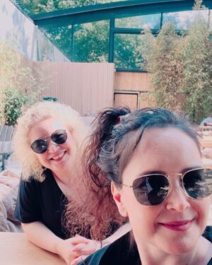 Güzin Alkan Instagram - ☕️🧁🌞🧿🥰💖💖#istanbul #haziran #sohbet @gulsumalkanofficial