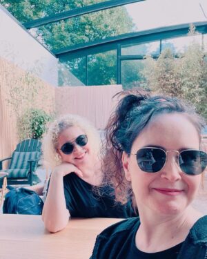 Güzin Alkan Instagram - ☕️🧁🌞🧿🥰💖💖#istanbul #haziran #sohbet @gulsumalkanofficial