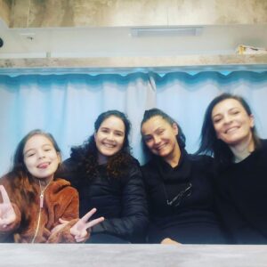 Güzin Alkan Instagram - #canlar #set #anneler #oyuncukoçu #çekim #test #yapıldı #sağlık #çalışma #karavan #mutluluk #sevgi ❤️❤️❤️❤️🎉🎉🎉🎉