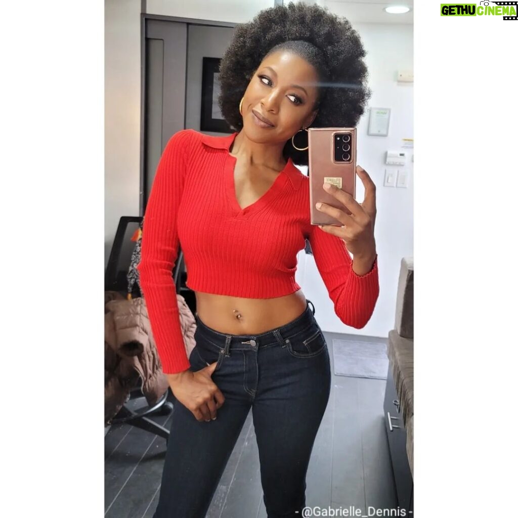 Gabrielle Dennis Instagram - 1 kidney. 0 phucks. Jerry in a nutshell. #iykyk and if you don't, go catch episode 305 of @ablackladysketchshow on @hbomax ahead of tomorrow nights finale. This character was definitely fun to play and let's all be grateful that @robinthede didn't give up on this sketch from last season because if she had we all would've missed out on the "What Up I'm Three" shenanigans 😆 #BTS #ABLSS #Season3 #OutNow #HBO #HBOMax