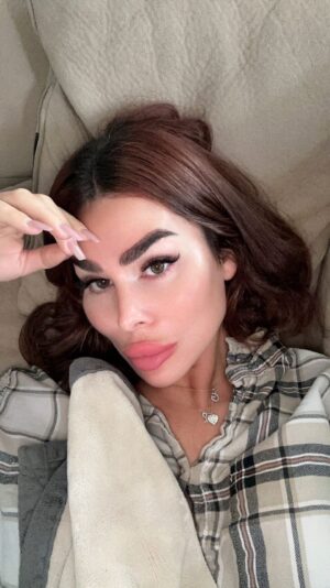 Gabrielle Marion Instagram - Je suis pas Spons, la brosse a juste vraiment changé ma routine capillaire💇🏽‍♀️ J’ai maintenant des beaux rideaux à la place de mon toupet 🤓 #hairgoals #hair #fypage @hottoolspro