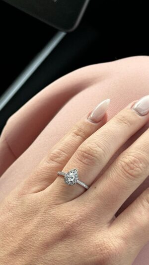 Gabrielle Marion Instagram - De retour de vacances et voici ce qui m’attendait à l’aéroport 🥹💍 Pour la première fois de ma vie, je suis dans une relation où je me vois complètement épanouie, saine d’esprit et en pleine confiance. Déjà bientôt 2 années, deux années à me lever chaque matin auprès de cet homme. Et bien honnêtement, je passerais les 50 prochaines années à ses côté sans même hésiter. C’est pourquoi je lui ai dit le grand OUIIII! Incroyable de se dire que l’homme que j’aime plus que tout au monde m’a offert des vacances de rêve et qu’en plus, une proposition m’attendait avec la bague de mes rêves à mon retour 🤍😩 
GUYS IM GONNA GET MARRIED, il a même demandé la permission à mon père et ma mère!! 🤯👰🏻‍♀️❤️