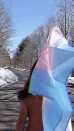 Gabrielle Marion Instagram - Assumer sa transidentité, c’est comme se mettre à nu devant une société remplie de préjugés. En cette journée internationale de la visibilité transgenre, je vous encourage à montrer vos vraies couleurs et de ne pas avoir peur. Ma vie a changé complètement il y a 7 ans et vivre ma vie sous mon vrai jour n’a jamais été aussi libérateur. Être capable d’enfin me percevoir dans un miroir de la même façon que je me percevais à l’intérieur est la chose la plus belle qui me soit arrivée et le plus beau cadeau que j’ai pu me faire. Les représentations sont là pour vous montrer que l’épanouissement personnel est possible dans notre monde rempli de jugements et d’incompréhensions. Be strong, be bold and be you. 🏳️‍⚧️Let your inner light shine through as hardas you want ! ✨ #transdayofvisibility #happytransdayofvisibility