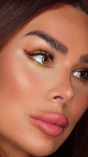 Gabrielle Marion Instagram - OBSESSED 🐍🖤 @labcdumaquillage x @ma.gagne