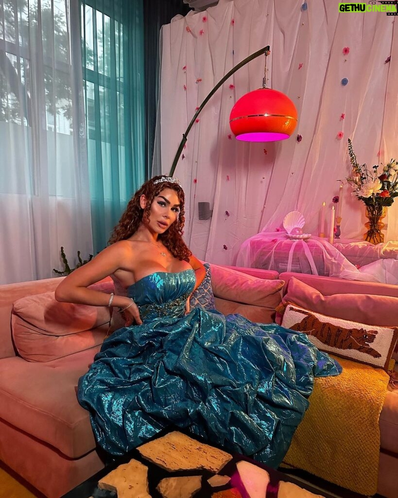 Gabrielle Marion Instagram - Prom queen 👑🏳️‍⚧️ J’ai fais appel à mes abonnés pour trouver cette robe parfaite des années 2010 pour une soirée thématique 👏🏼 J’avais besoin de vivre le princess feeling que toute les filles vivent quand ces le temps des bals 🥹✨ #promqueen #trans