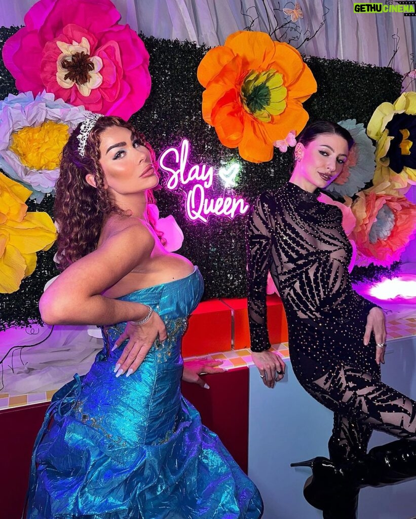 Gabrielle Marion Instagram - Prom queen 👑🏳️‍⚧️ J’ai fais appel à mes abonnés pour trouver cette robe parfaite des années 2010 pour une soirée thématique 👏🏼 J’avais besoin de vivre le princess feeling que toute les filles vivent quand ces le temps des bals 🥹✨ #promqueen #trans