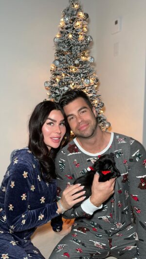 Gabrielle Marion Instagram - J’avais aucune motivation, jusqu’à maintenant, à prendre le temps de trouver un sapin de noël pour après passer trop longtemps à essayer de le monter! Sont tellement toujours trop compliqué! 😵‍💫 MAIS, une fée est apparue et m’a fait découvrir le sapin de Noël parfait de chez @maisoneira 🎄😍 Littéralement le sapin le plus élégant et rapide d’assemblage; 4 étapes extrêmement faciles et ce qui est encore mieux la dedans c’est qu’il vient avec les lumières, les boules et de la texture hivernale pré-accroché! ❄️ Si tu veux le personnaliser tu peux aussi mais sinon c’est clé en main et VOILÀ! 😇 Un coup noël est passé, ça prend le même 2 minutes à remettre tel quel dans sa boite originale qui prend concrètement aucun espace et hop, le tour est joué👏🏼🤍 AD

 #maisoneira #christmas #christmastree #christmasdecor #sapindenoel #noel #decorationdenoel #sapindenoelrepliable #popupchristmastree
