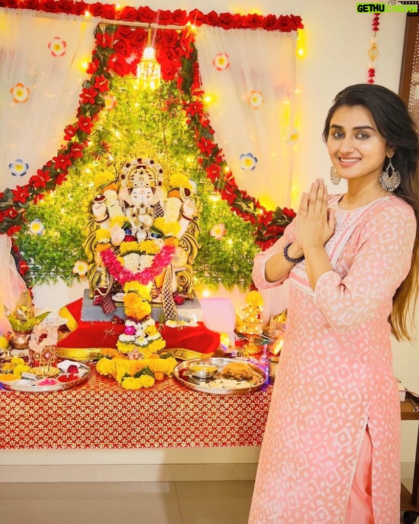 Garima Parihar Instagram - "May the blessings of Lord Ganesha fill your life with joy and prosperity. Happy Ganesh Chaturthi!" 🙏🐘 Mumbai, Maharashtra