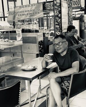 Garin Nugroho Instagram - Ngopi di tengah pasar setelah Joging : ketika  seluruh warna hidup menjadi satu warna di saat  meneguk kopi , hitam pahit , namun menjadi manis pada perasaan setiap tegukannya , menjadi beragam warna  daya hidup mata kita melihat dan mengalami kehidupan @b.paningron @felencia_hutabarat @ajiewartono @siska.raharja @wisetrotomo @iskandarloedin @rinadamayanti23 @shoosugar @madanifilmfest @hikmat_darmawan @ekkyij @dirasugandi @widimulia @sitanursanti @amandarawles @arieltatum
