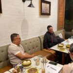 Garin Nugroho Instagram - FESTIVAL FILM INDONESIA, LEBIH 60O BERBAGAI JENIS FILM DAN LEBIH DARI I00 KRITIK FILM .Menjelang malam anugrah 14 november . Tahun terkahir periode 2021 -2023 sebagai Ketua Komite penjurian FFI ( gmbr : bersama anggota dewan juri akhir film cerita panjang dan foto anggota juri akhir FFI ) . Sebuah tugas tidak mudah dng lebih dari 600 berbagai jenjs film terseleksi dan 100 lebih kritik film .Tugas komite penjurian adalah mengawal prosedur , memfasilitasi , menjaga proses penjurian menjadi demokratis , dari administrasi hingga Diskusi proses penjurian akhir oleh Anggota Dewan Juri , baik film cerita panjang ( 75 film ) film pendek ( 336 film ), animasi ( 35 film ) , dokumenter ( 140 )hingga Kritik film ( 101 ) . Penjurian dilakukan bertahap , diawali tahap nominasi dng metode voting oleh asosiasi dan anggota akademi citra ( para peraih citra ), dipuncaki dengan pemilhan karya terbaik oleh anggota dewan juri akhir terpilih dengan menekankan diskusi dan argumentasi. Pada Film cerita , ketua komite penjurian bertindak sebagai moderator , tanpa mempunyai hak suara , namun menjaga diskusi antar anggota dewan juti akhir berlangsung argumentatif , partisipatif dan adil layaknya proses demokrasi. Seluruh proses dilakukan di depan akuntan publik. Terimakasih team komite penjurian dan juri atas kerjakerasnya🙏 @festivalfilmid @naziracnoer @ekkyij @shoosugar @yayuunru @shantyharmayn @putrimarino @lukmansrd @lg_aw @emiraem @raihaanun @andhypulung @ong.hariwahyu @dirasugandi @amandarawles @arieltatum @gisel_la @monitatahalea @widimulia @sitanursanti @miaismi11 @nadiemmakarim @frankamakarim