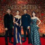 Garin Nugroho Instagram - “ Gadis Kretek “ Selamat and Proud : Kamila dan Ifa dan seluruh aktor - aktris , team serta Netflix ( 6 gmbr ) @kamilandini @ifa_isfansyah @gadiskretek @therealdisastr @putrimarino @bayu_ario @ibnujamilo @inefebriyanti @sheiladaisha @netflixid @rukmanrosadi_ @whanidarmawan @tissabiani @winkywiryawan912 @kamilandini @ifa_isfansyah @jaffjogja @hilmarfarid