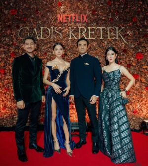 Garin Nugroho Instagram - “ Gadis Kretek “ Selamat and Proud : Kamila dan Ifa dan seluruh aktor - aktris , team serta Netflix ( 6 gmbr ) @kamilandini @ifa_isfansyah @gadiskretek @therealdisastr @putrimarino @bayu_ario @ibnujamilo @inefebriyanti @sheiladaisha @netflixid @rukmanrosadi_ @whanidarmawan @tissabiani @winkywiryawan912 @kamilandini @ifa_isfansyah @jaffjogja @hilmarfarid