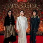 Garin Nugroho Instagram - “ Gadis Kretek “ Selamat and Proud : Kamila dan Ifa dan seluruh aktor - aktris , team serta Netflix ( 6 gmbr ) @kamilandini @ifa_isfansyah @gadiskretek @therealdisastr @putrimarino @bayu_ario @ibnujamilo @inefebriyanti @sheiladaisha @netflixid @rukmanrosadi_ @whanidarmawan @tissabiani @winkywiryawan912 @kamilandini @ifa_isfansyah @jaffjogja @hilmarfarid