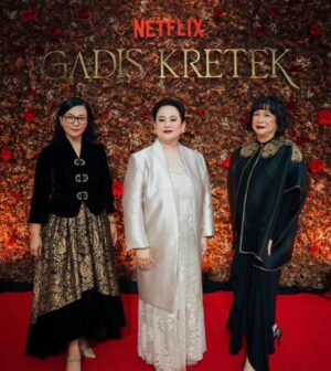 Garin Nugroho Instagram - “ Gadis Kretek “ Selamat and Proud : Kamila dan Ifa dan seluruh aktor - aktris , team serta Netflix ( 6 gmbr ) @kamilandini @ifa_isfansyah @gadiskretek @therealdisastr @putrimarino @bayu_ario @ibnujamilo @inefebriyanti @sheiladaisha @netflixid @rukmanrosadi_ @whanidarmawan @tissabiani @winkywiryawan912 @kamilandini @ifa_isfansyah @jaffjogja @hilmarfarid
