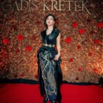 Garin Nugroho Instagram - “ Gadis Kretek “ Selamat and Proud : Kamila dan Ifa dan seluruh aktor - aktris , team serta Netflix ( 6 gmbr ) @kamilandini @ifa_isfansyah @gadiskretek @therealdisastr @putrimarino @bayu_ario @ibnujamilo @inefebriyanti @sheiladaisha @netflixid @rukmanrosadi_ @whanidarmawan @tissabiani @winkywiryawan912 @kamilandini @ifa_isfansyah @jaffjogja @hilmarfarid