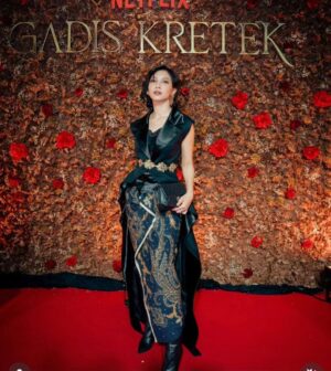 Garin Nugroho Instagram - “ Gadis Kretek “ Selamat and Proud : Kamila dan Ifa dan seluruh aktor - aktris , team serta Netflix ( 6 gmbr ) @kamilandini @ifa_isfansyah @gadiskretek @therealdisastr @putrimarino @bayu_ario @ibnujamilo @inefebriyanti @sheiladaisha @netflixid @rukmanrosadi_ @whanidarmawan @tissabiani @winkywiryawan912 @kamilandini @ifa_isfansyah @jaffjogja @hilmarfarid