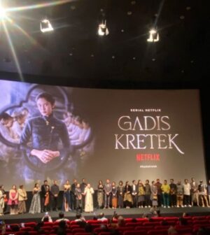 Garin Nugroho Instagram - “ Gadis Kretek “ Selamat and Proud : Kamila dan Ifa dan seluruh aktor - aktris , team serta Netflix ( 6 gmbr ) @kamilandini @ifa_isfansyah @gadiskretek @therealdisastr @putrimarino @bayu_ario @ibnujamilo @inefebriyanti @sheiladaisha @netflixid @rukmanrosadi_ @whanidarmawan @tissabiani @winkywiryawan912 @kamilandini @ifa_isfansyah @jaffjogja @hilmarfarid