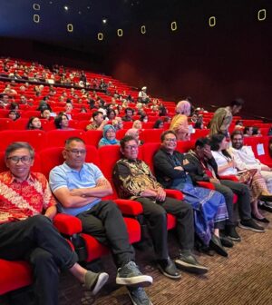Garin Nugroho Instagram - Opening Speech “ Madani int Film fest , fokus Palestina ,“,( by Mohanad Yaqubi, sutradara Palestina ) , pengantar sebelum pemutaran filmnya membuka Madani film fest ( lihat 7 gmbr) renungan penting kemanusiaan  di tengah memanasnya konflik Israel dengan Hamas, di kota tempat tinggal ibu  Mohanan, Ikuti dan saksikan Madani film fest 7 -12 Oktober  @madanifilmfest @shoosugar @jakartafilmweek @jaffjogja @sadiahcurates @pusbangfilm @rinadamayanti23 @paulagusta1 @fajarnugrs @jaffjogja @mahendrabudaya @aprofi.id @inafed.ig @binusfilm @ekkyij @jakartscouncil @zee @siska.raharja @b.paningron @ajiewartono @heripemad @oyik_srisasanti @ifdclub @timobros @hanungbramantyo @fajarnugrs @jokoanwar @masbutet @teatergarasi @komunitas_salihara @yuliaevinabhara @vivianidris @inefebriyanti @kamilandini @ifa_isfansyah @budi.irawanto @dyherlin @novikurnia @clarabernadeth @inefebriyanti