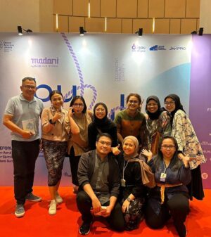Garin Nugroho Instagram - Opening Speech “ Madani int Film fest , fokus Palestina ,“,( by Mohanad Yaqubi, sutradara Palestina ) , pengantar sebelum pemutaran filmnya membuka Madani film fest ( lihat 7 gmbr) renungan penting kemanusiaan  di tengah memanasnya konflik Israel dengan Hamas, di kota tempat tinggal ibu  Mohanan, Ikuti dan saksikan Madani film fest 7 -12 Oktober  @madanifilmfest @shoosugar @jakartafilmweek @jaffjogja @sadiahcurates @pusbangfilm @rinadamayanti23 @paulagusta1 @fajarnugrs @jaffjogja @mahendrabudaya @aprofi.id @inafed.ig @binusfilm @ekkyij @jakartscouncil @zee @siska.raharja @b.paningron @ajiewartono @heripemad @oyik_srisasanti @ifdclub @timobros @hanungbramantyo @fajarnugrs @jokoanwar @masbutet @teatergarasi @komunitas_salihara @yuliaevinabhara @vivianidris @inefebriyanti @kamilandini @ifa_isfansyah @budi.irawanto @dyherlin @novikurnia @clarabernadeth @inefebriyanti