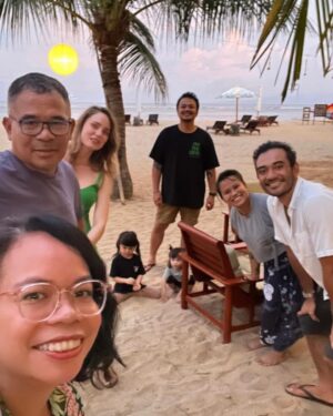 Garin Nugroho Instagram - Tempat terbaik “‘kerjamu adalah hobimu “sehingga kamu menikmati kerjamu. Antara  Liburan dan kerja , bagi yang kerja dan hobinya sama , bagaimana memisahkan ? menyiapkan cineorkestra- silent movie “ Samsara “ @bayu_ario bayu_ @almostgita @batarago @kasimyn @icanharem @wy_sudirana @retno_damayanti @suara88 @vidasylvia @almostgita @putrimarino @laurabas @valentinepayenwicaksono