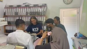Garin Nugroho Instagram - Workshop untuk S3 ISI Solo , mengajak mahasiswa berkunjung  ke rumah sahabat Mikke Sutanto, kurator dan Pengajar ISI Jogja , di ruang pustaka yang penuh kekayaan sejarah seni , berbagi pengetahuan soal kearsipan seni , pengalaman kurasi lukisan Istana hingga penciptaan dan tentu saja hidangan pecel ponorogo yang enak, maturnuwun Mikke  @pascaisi @pascasarjanaikj @wisetrotomo @jaffarchive @selasarsunaryo @pendhapaartspace @museummacan @dictiartlab @ifdclub @madanifilmfest @isi_surakarta @siska.raharja @b.paningron @ajiewartono @jaffjogja @budi.irawanto @dyherlin @shoosugar @whanidarmawan @teatergarasi @mahendrabudaya @bubbukeni @sasikirana.dc @jamaluddin_latif
