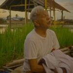 Garin Nugroho Instagram - Film cerita Badrun dan Loundri , komedi satire di tengah pemilu desa , ketika seragam kekuasaan dan religi hadir di kehidupan sehari hari , merepresentasikan kekerasan dan manipulasi kekuasaan di politik negeri ini yang penuh sandiwara. Sementara sebagian warga terbuai sandiwara politik, namun sebagian warga lainnya menjadi saksi bisu tak berdaya menyimpan kemarahan kritis atas ketidakadilan.Karya hasil workshop Jogja Film Academy, Klik, GarinWorkshop dan dng forum sineas banua dan komunitas Banjarmasin @jogjafilmacademy @jaffjogja @ifa_isfansyah @andhypulung @charliemeliala @arswendybeningswara @suara88 @jaffjogja @madanifilmfest @wisetrotomo @whanidarmawan @iskandarloedin @forumsineasbanua