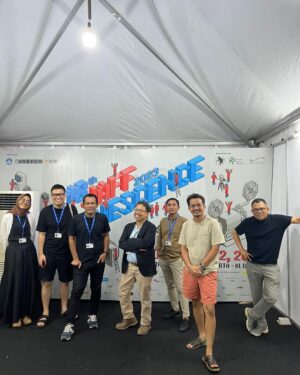 Garin Nugroho Instagram - Ritual JAFF setiap tahun : meeting komite jaff , satu hari sebelum closing ceremony , menentukan tema Jaff 2024 dan evaluasi serta dasar program ke depan, tetap saja dengan santai ngobrol dan ngopi @jaffjogja @ifa_isfansyah @ajishdibyo @angginoen @festivalfilmid @madanifilmfest @ciklornatee @teatergarasi @komunitas_salihara @naziracnoer @shantyharmayn @yuliaevinabhara @kamilandini @ifdclub @inafed.ig @aprofi.id @jakartscouncil @shantyharmayn @lutesha @aghninyhaque @ajengajeng @anggasasongko @mahendrabudaya @budi.irawanto @dyherlin @raihaanun @sheiladaisha @lutesha