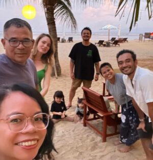 Garin Nugroho Instagram - Selamat tahun Baru para sahabat : peta baru, langkah baru, kebersamaan dan kolaborasi  baru , kreativitas baru , spirit baru, segalanya dari  Nol . Salam semangat baru team cineorchestra “ Samsara “ ( musik Gabber modus operandi - Gamelan Sudirana ) @almostgita @bayu_ario @batarago @dayuaryadayuani @retno_damayanti @vidasylvia @suara88 @julietburnett @raipendet @guspangsua @seorang_puthut @aldoswastia @wy_sudirana @kasimyn @icanharem