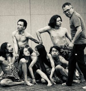 Garin Nugroho Instagram - Selamat tahun Baru para sahabat : peta baru, langkah baru, kebersamaan dan kolaborasi  baru , kreativitas baru , spirit baru, segalanya dari  Nol . Salam semangat baru team cineorchestra “ Samsara “ ( musik Gabber modus operandi - Gamelan Sudirana ) @almostgita @bayu_ario @batarago @dayuaryadayuani @retno_damayanti @vidasylvia @suara88 @julietburnett @raipendet @guspangsua @seorang_puthut @aldoswastia @wy_sudirana @kasimyn @icanharem
