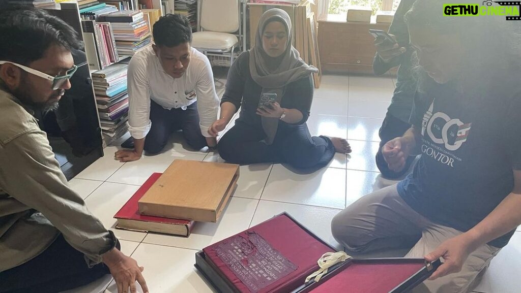 Garin Nugroho Instagram - Workshop untuk S3 ISI Solo , mengajak mahasiswa berkunjung ke rumah sahabat Mikke Sutanto, kurator dan Pengajar ISI Jogja , di ruang pustaka yang penuh kekayaan sejarah seni , berbagi pengetahuan soal kearsipan seni , pengalaman kurasi lukisan Istana hingga penciptaan dan tentu saja hidangan pecel ponorogo yang enak, maturnuwun Mikke @pascaisi @pascasarjanaikj @wisetrotomo @jaffarchive @selasarsunaryo @pendhapaartspace @museummacan @dictiartlab @ifdclub @madanifilmfest @isi_surakarta @siska.raharja @b.paningron @ajiewartono @jaffjogja @budi.irawanto @dyherlin @shoosugar @whanidarmawan @teatergarasi @mahendrabudaya @bubbukeni @sasikirana.dc @jamaluddin_latif