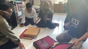 Garin Nugroho Instagram - Workshop untuk S3 ISI Solo , mengajak mahasiswa berkunjung  ke rumah sahabat Mikke Sutanto, kurator dan Pengajar ISI Jogja , di ruang pustaka yang penuh kekayaan sejarah seni , berbagi pengetahuan soal kearsipan seni , pengalaman kurasi lukisan Istana hingga penciptaan dan tentu saja hidangan pecel ponorogo yang enak, maturnuwun Mikke  @pascaisi @pascasarjanaikj @wisetrotomo @jaffarchive @selasarsunaryo @pendhapaartspace @museummacan @dictiartlab @ifdclub @madanifilmfest @isi_surakarta @siska.raharja @b.paningron @ajiewartono @jaffjogja @budi.irawanto @dyherlin @shoosugar @whanidarmawan @teatergarasi @mahendrabudaya @bubbukeni @sasikirana.dc @jamaluddin_latif