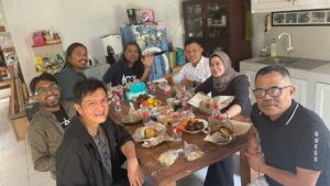 Garin Nugroho Instagram - Workshop untuk S3 ISI Solo , mengajak mahasiswa berkunjung  ke rumah sahabat Mikke Sutanto, kurator dan Pengajar ISI Jogja , di ruang pustaka yang penuh kekayaan sejarah seni , berbagi pengetahuan soal kearsipan seni , pengalaman kurasi lukisan Istana hingga penciptaan dan tentu saja hidangan pecel ponorogo yang enak, maturnuwun Mikke  @pascaisi @pascasarjanaikj @wisetrotomo @jaffarchive @selasarsunaryo @pendhapaartspace @museummacan @dictiartlab @ifdclub @madanifilmfest @isi_surakarta @siska.raharja @b.paningron @ajiewartono @jaffjogja @budi.irawanto @dyherlin @shoosugar @whanidarmawan @teatergarasi @mahendrabudaya @bubbukeni @sasikirana.dc @jamaluddin_latif